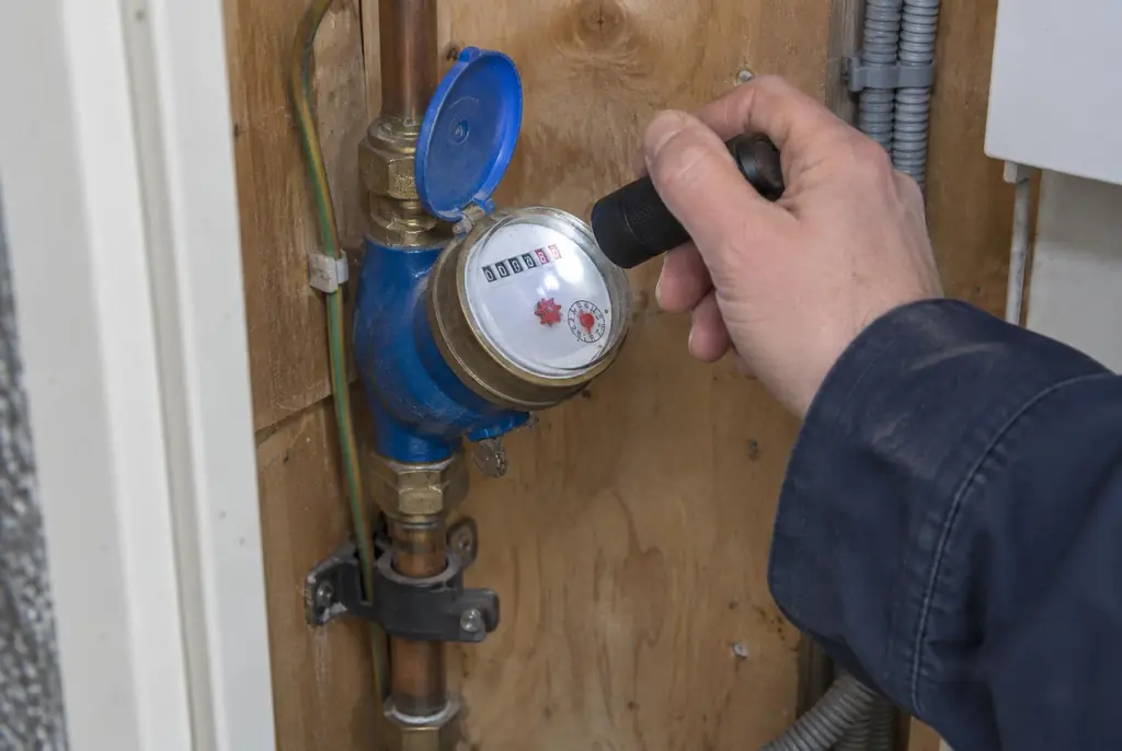 Lekdetectie Elspeet – watermeter in de meterkast controleren met een zaklamp